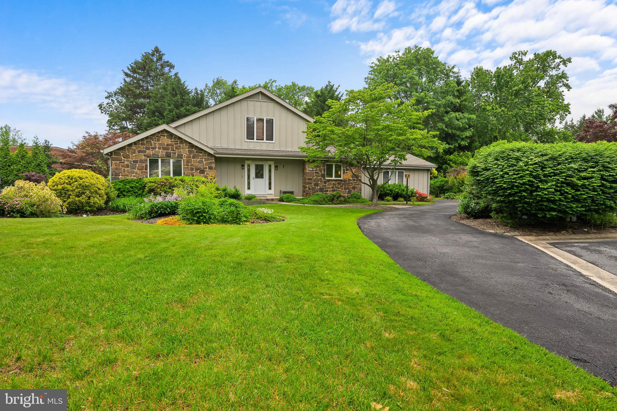 7 BRIARS LN
