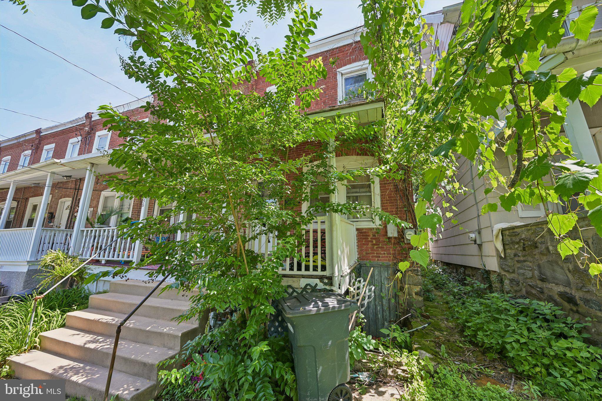 325 W SPRING AVENUE