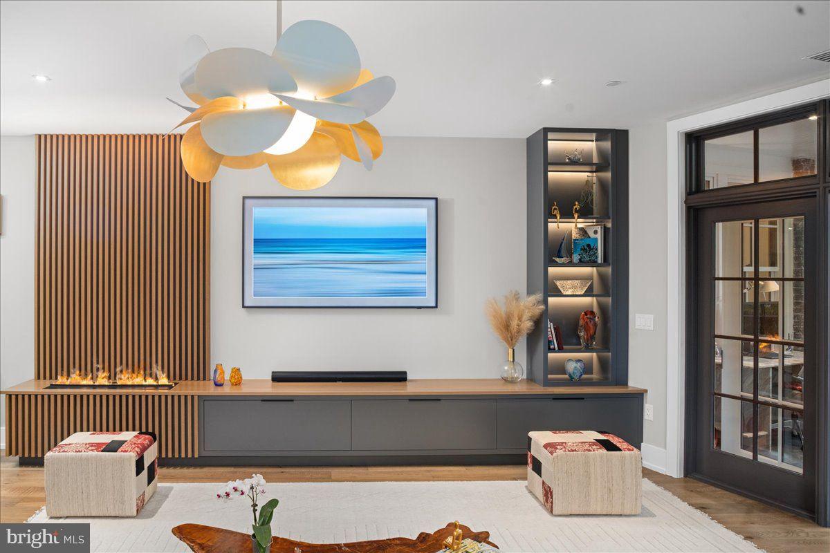 CHESTNUT HILL - Residential