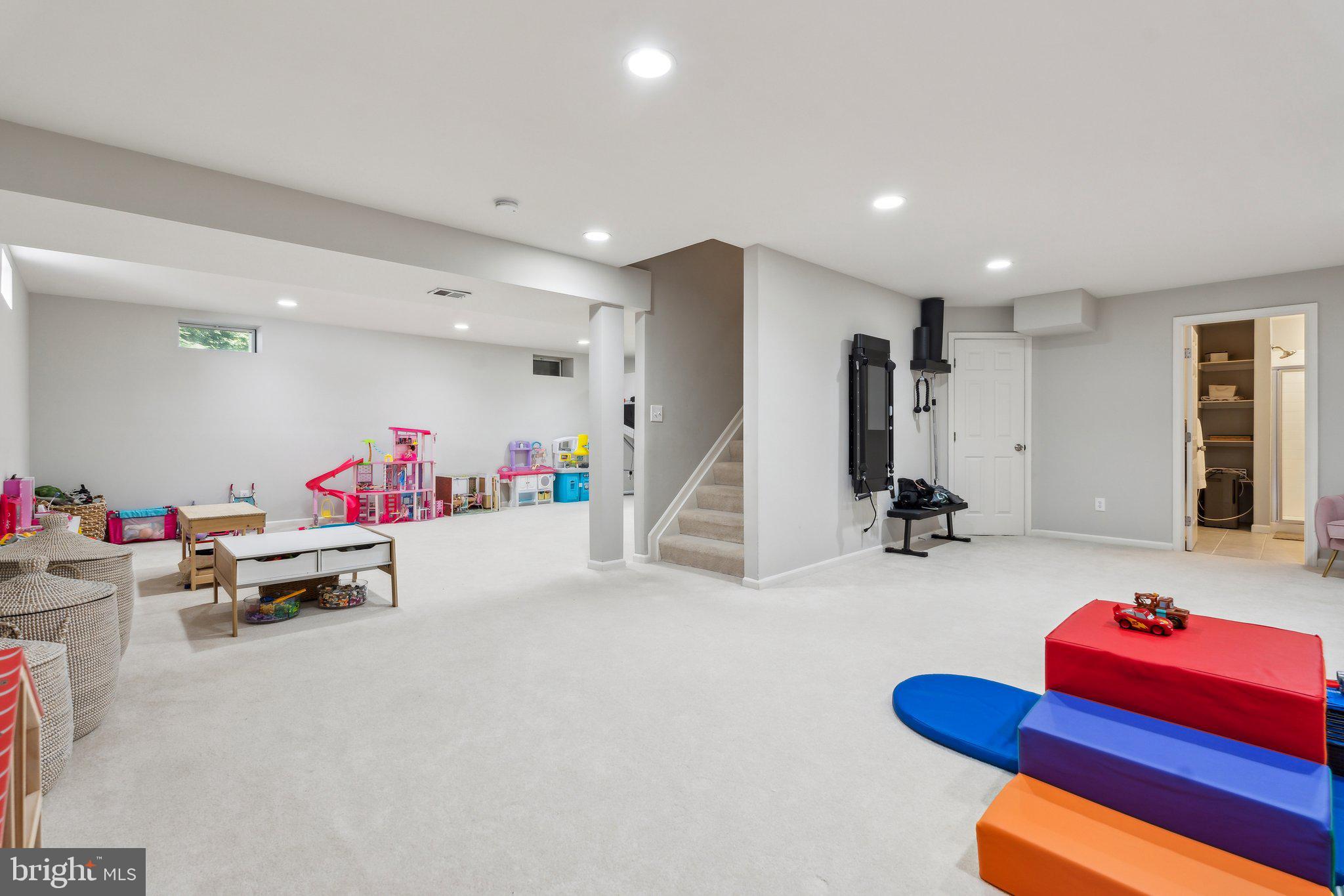 KINGS CROSSING - Residential