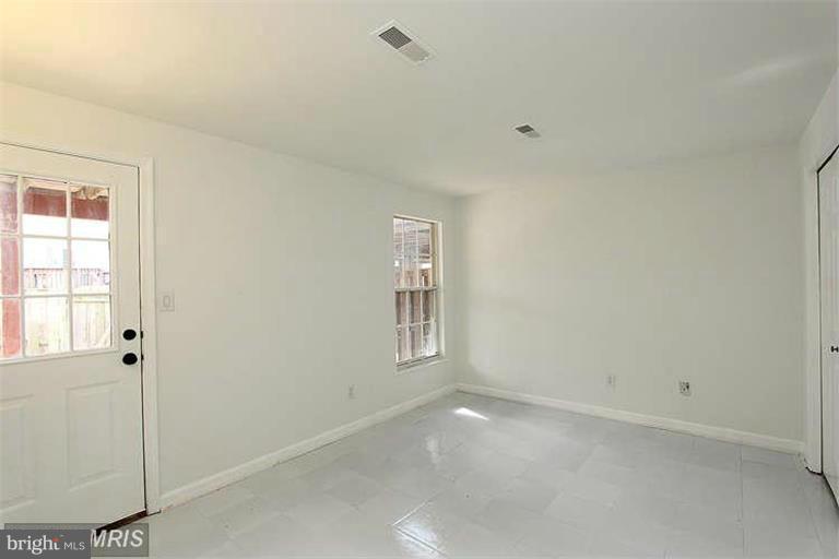 CENTRE RIDGE LAND BAY - Residential Lease