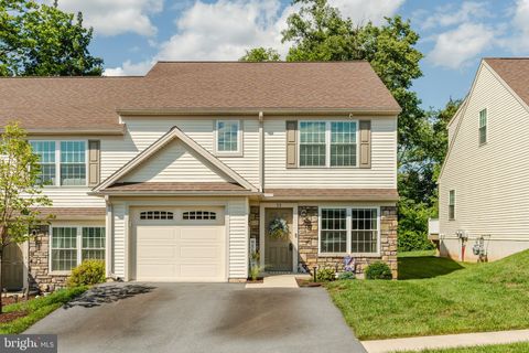 Photo of 33 Maize Circle, Elizabethtown, PA 17022 (MLS # PALA2055556)