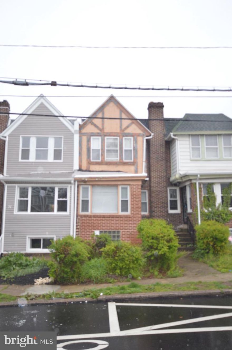 A charming 3 bedroom 1 bath rowhouse. located on a nice block in East Mount Airy neighborhood, just minutes to University City/Center City. A brand new  kitchen with stainless steel appliances (range and fridge).  Large living/dining rooms and spacious bedrooms. Large unfinished basement for additional storage. Laundry hookup in the basement.