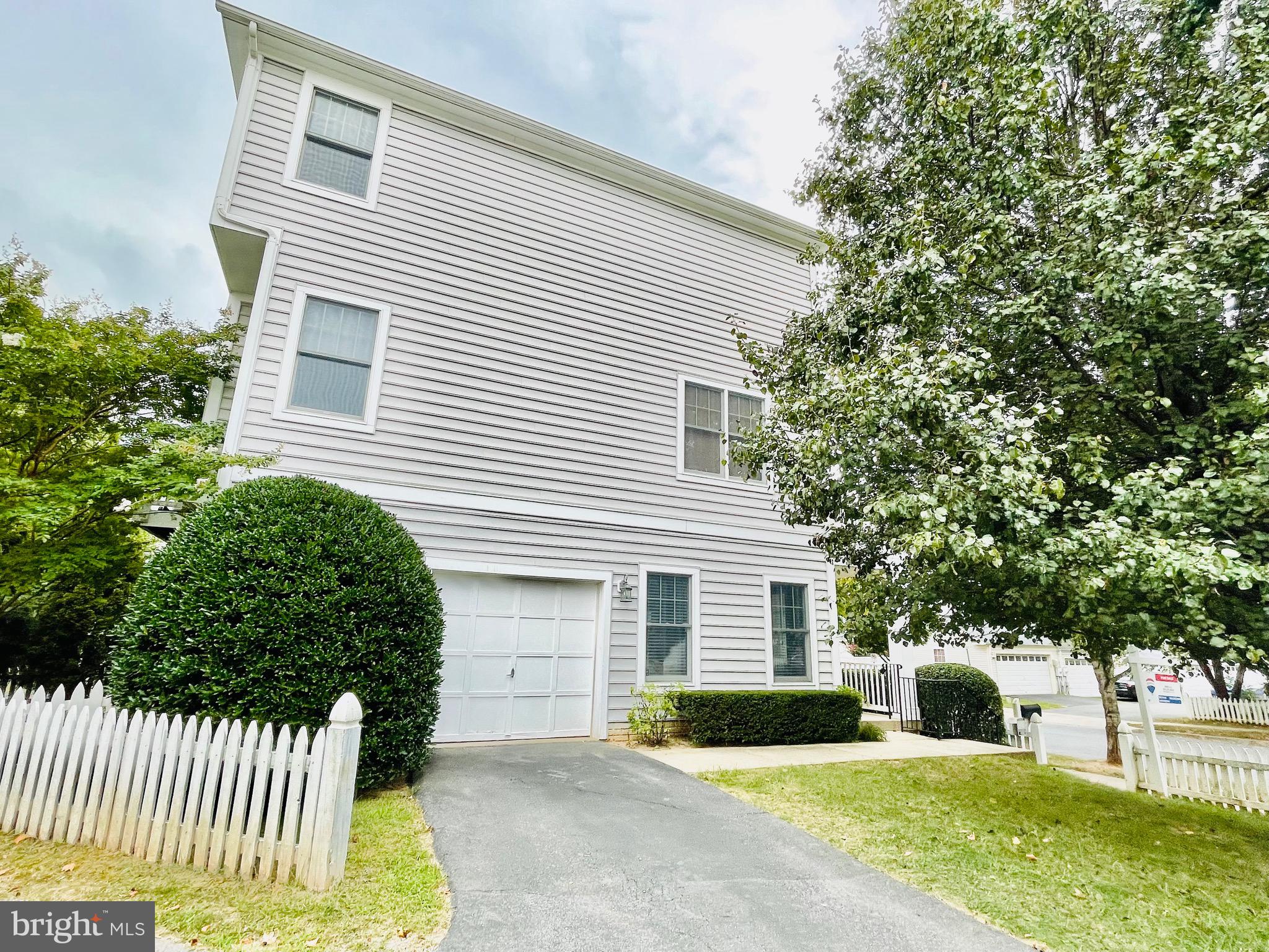 LAKELANDS - Residential Lease