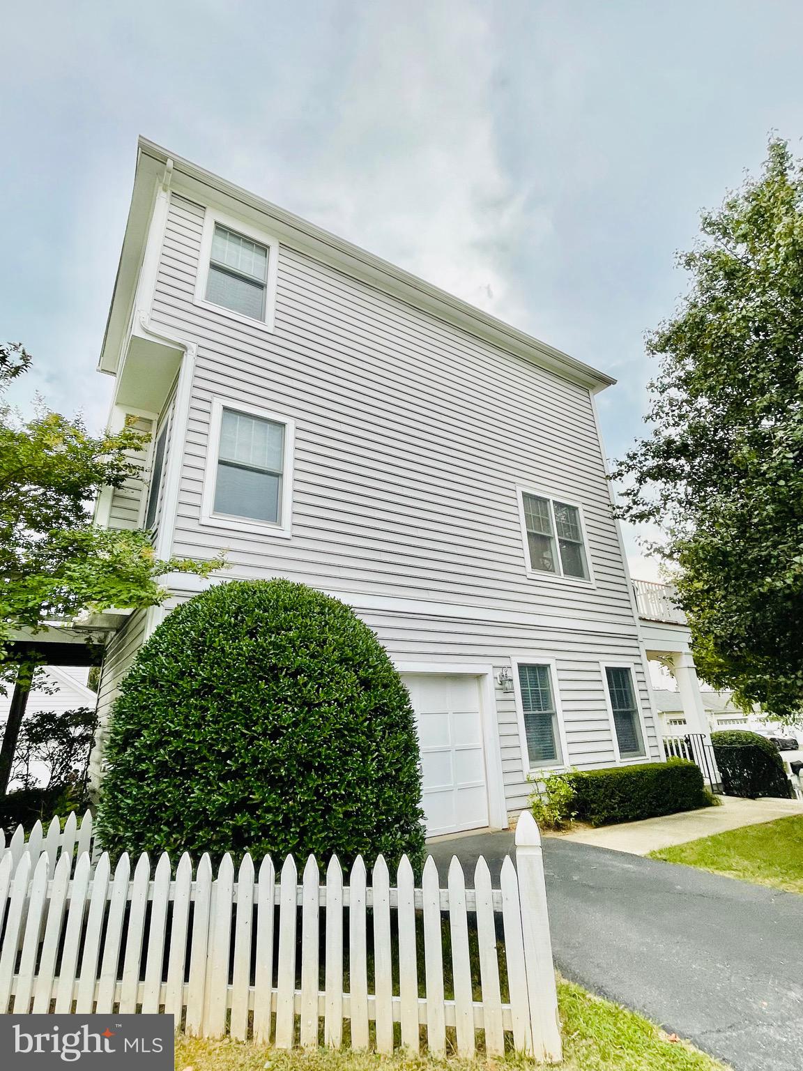 LAKELANDS - Residential Lease