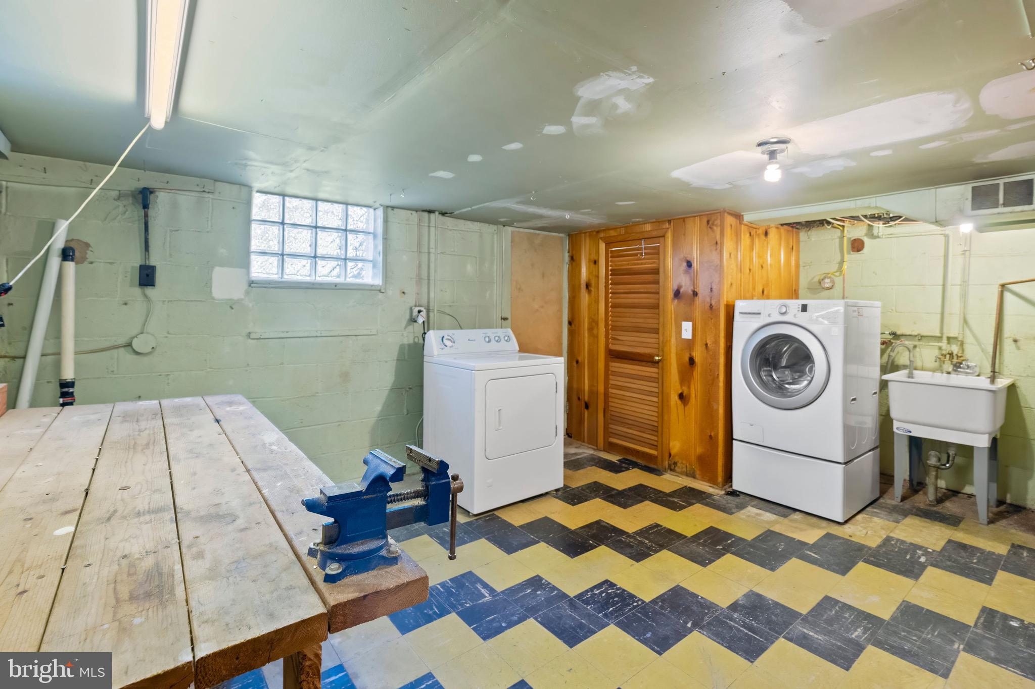 SHADY OAKS - Residential Lease