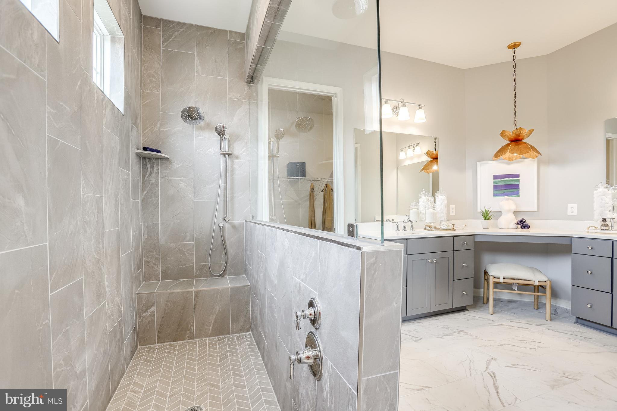 FOUR SEASONS - Residential