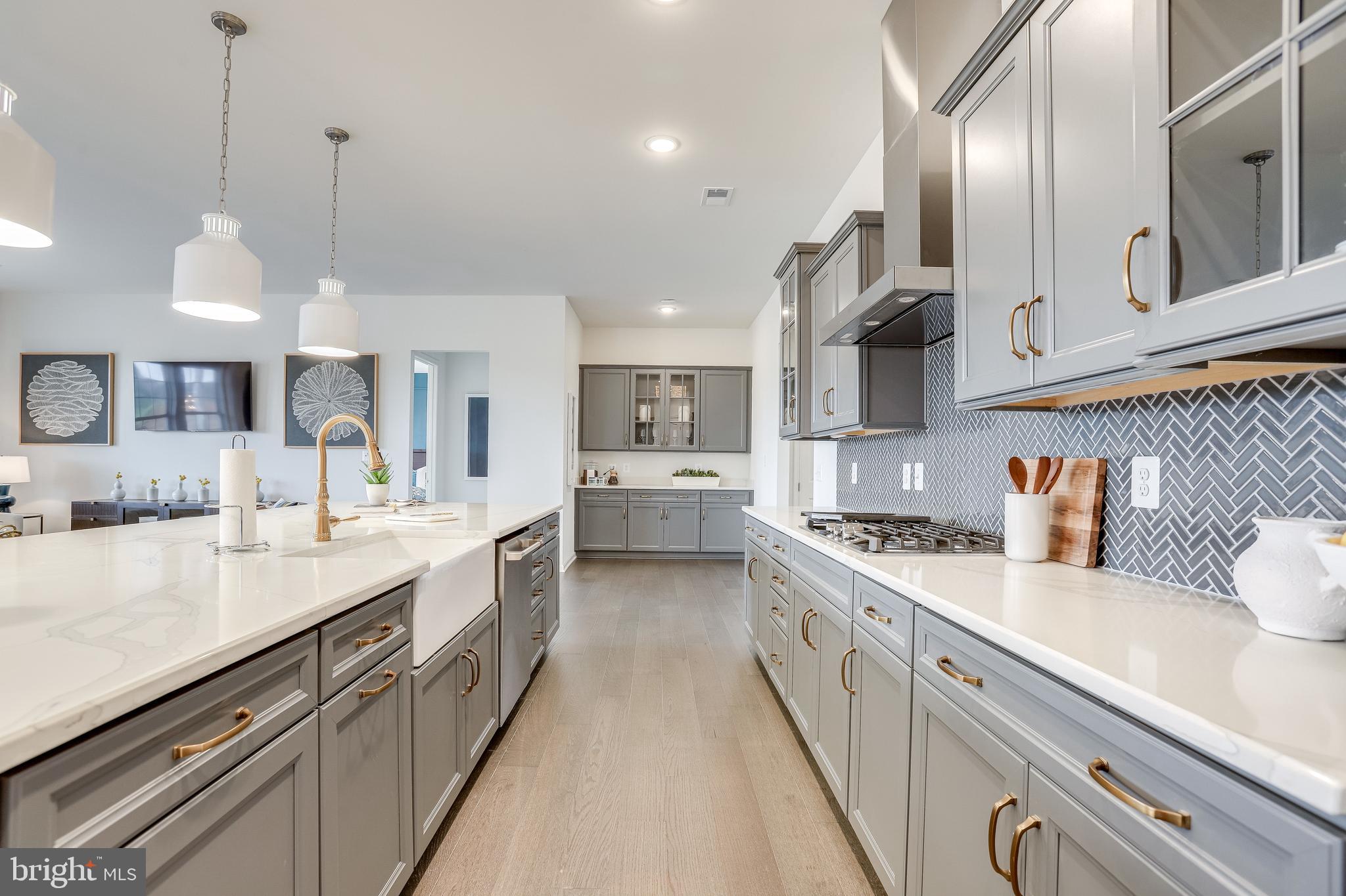 FOUR SEASONS - Residential