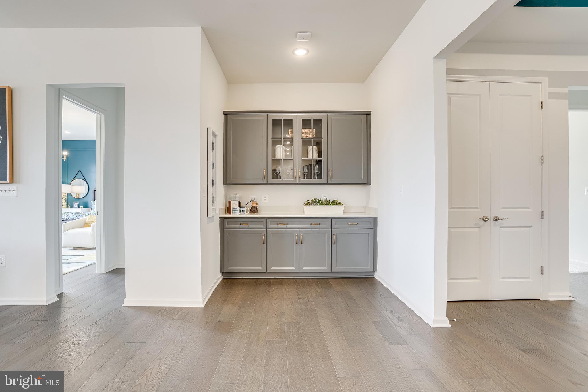 FOUR SEASONS - Residential