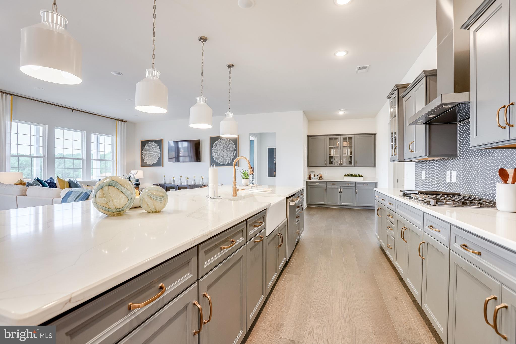 FOUR SEASONS - Residential