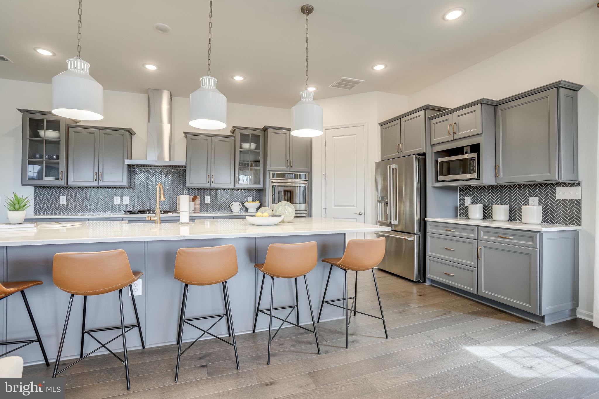 FOUR SEASONS - Residential