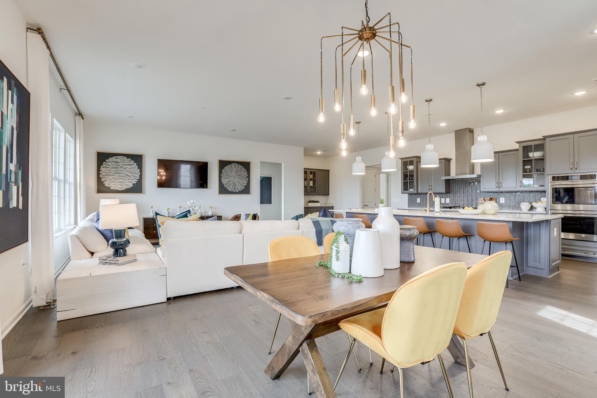 FOUR SEASONS - Residential