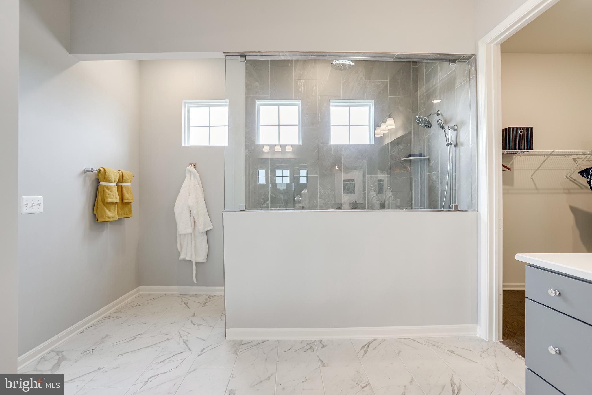 FOUR SEASONS - Residential