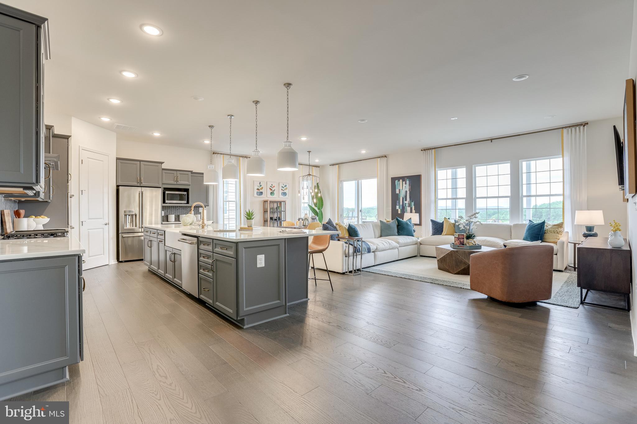 FOUR SEASONS - Residential