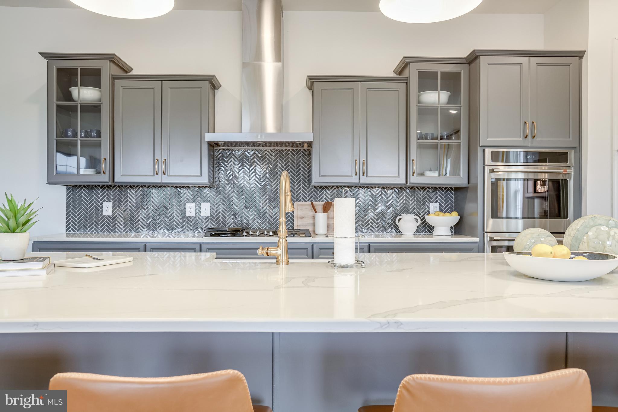 FOUR SEASONS - Residential