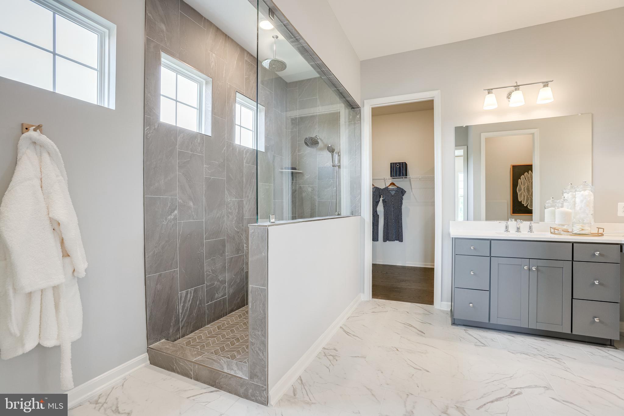 FOUR SEASONS - Residential