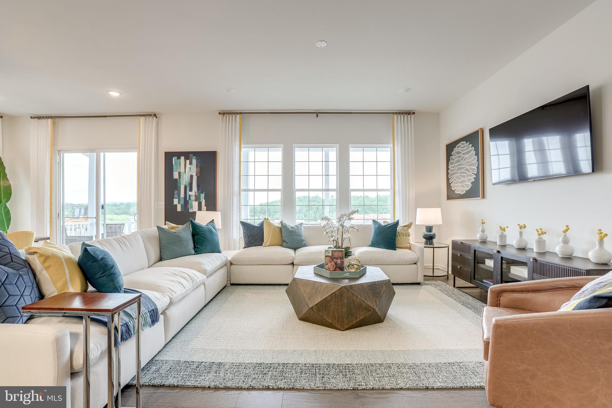 FOUR SEASONS - Residential