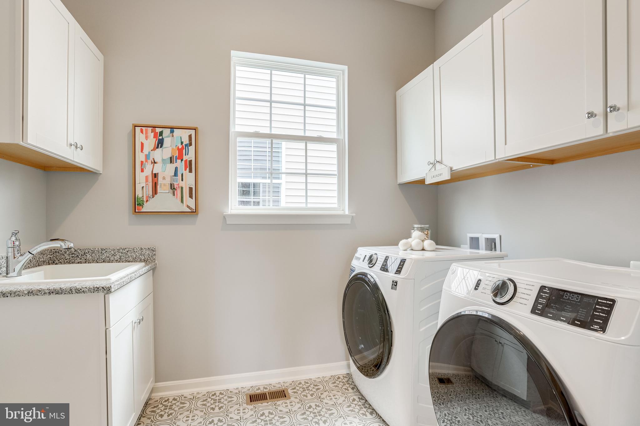 FOUR SEASONS - Residential