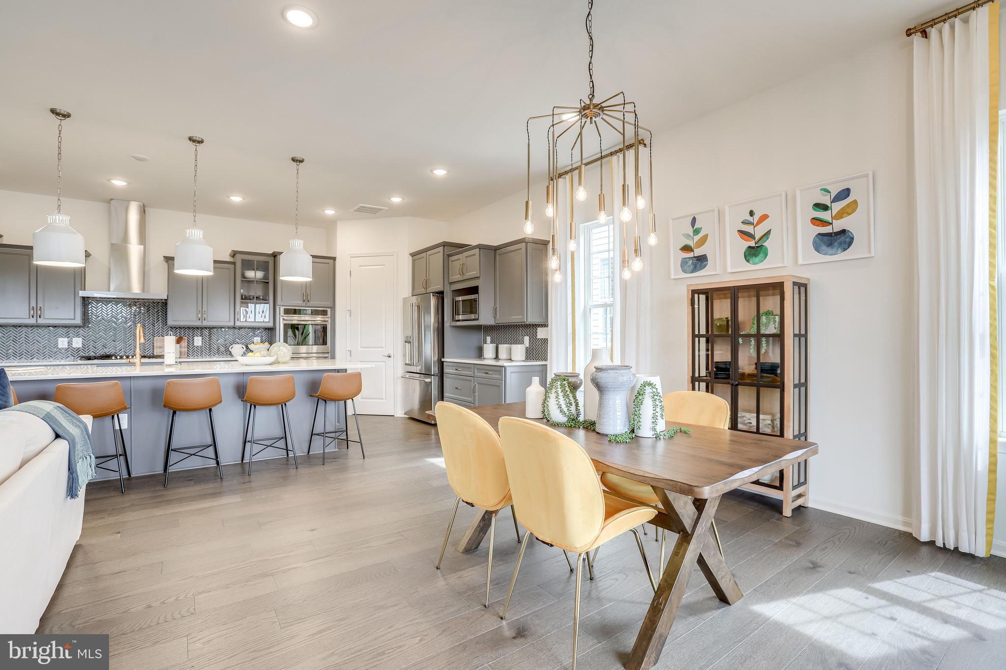 FOUR SEASONS - Residential