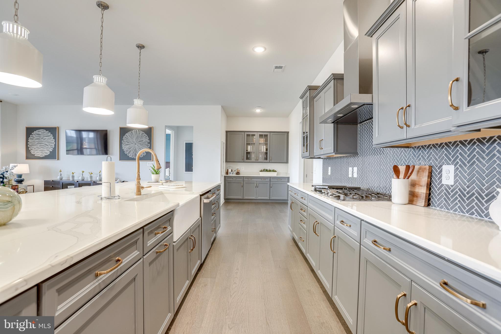 FOUR SEASONS - Residential