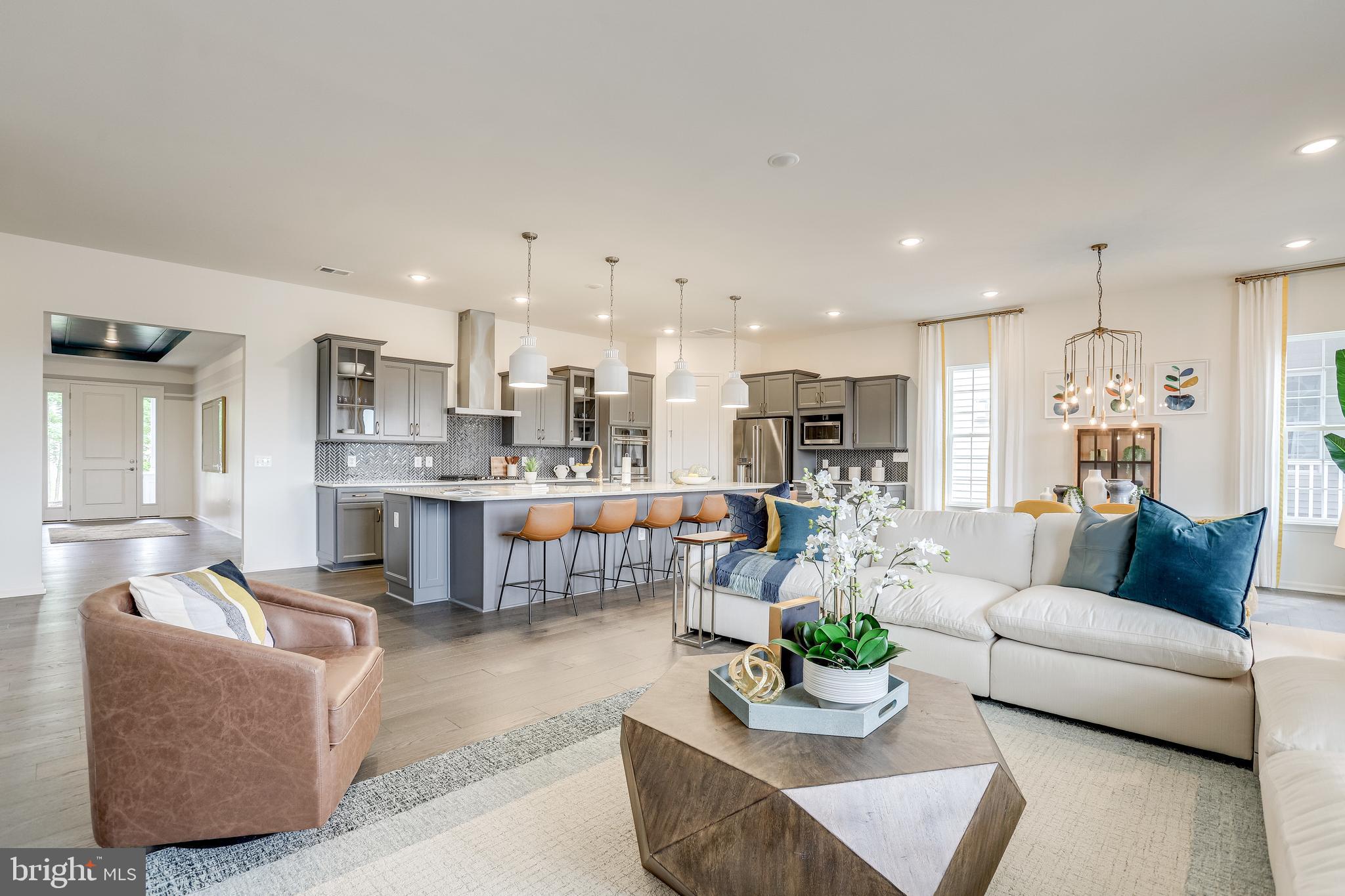 FOUR SEASONS - Residential