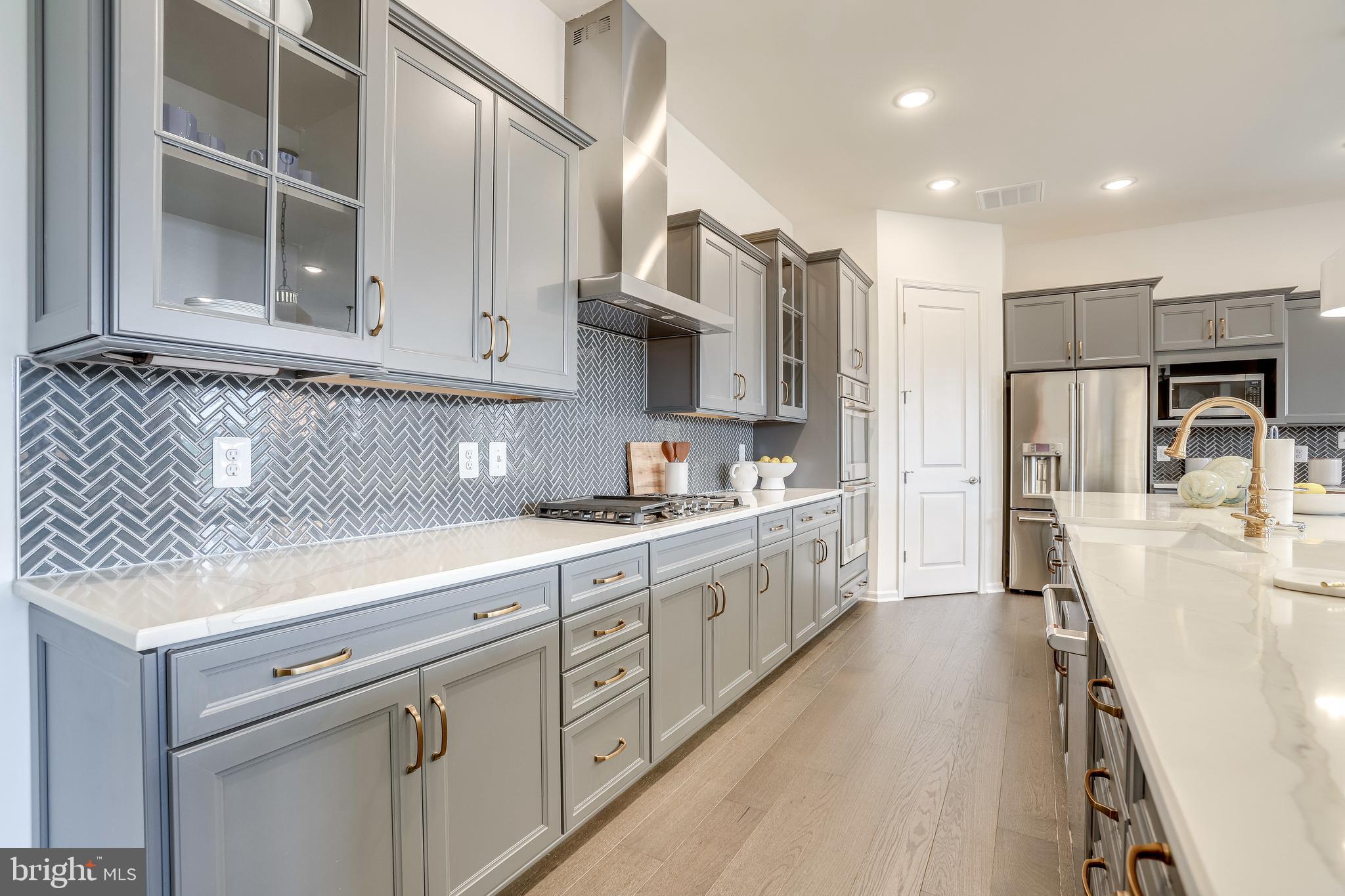 FOUR SEASONS - Residential