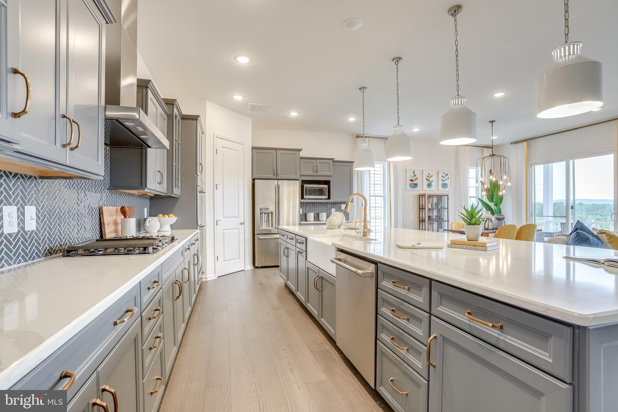 FOUR SEASONS - Residential