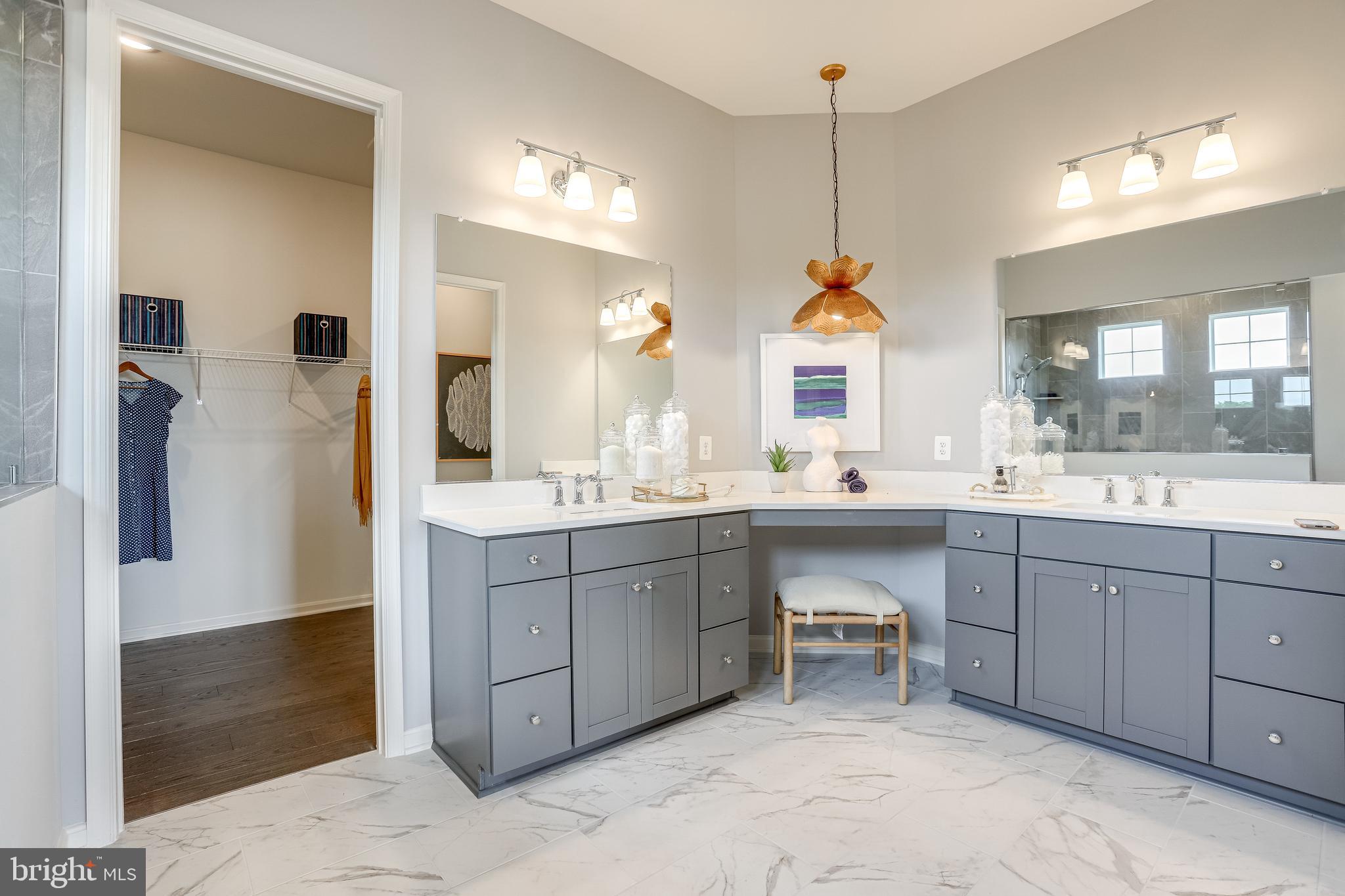 FOUR SEASONS - Residential