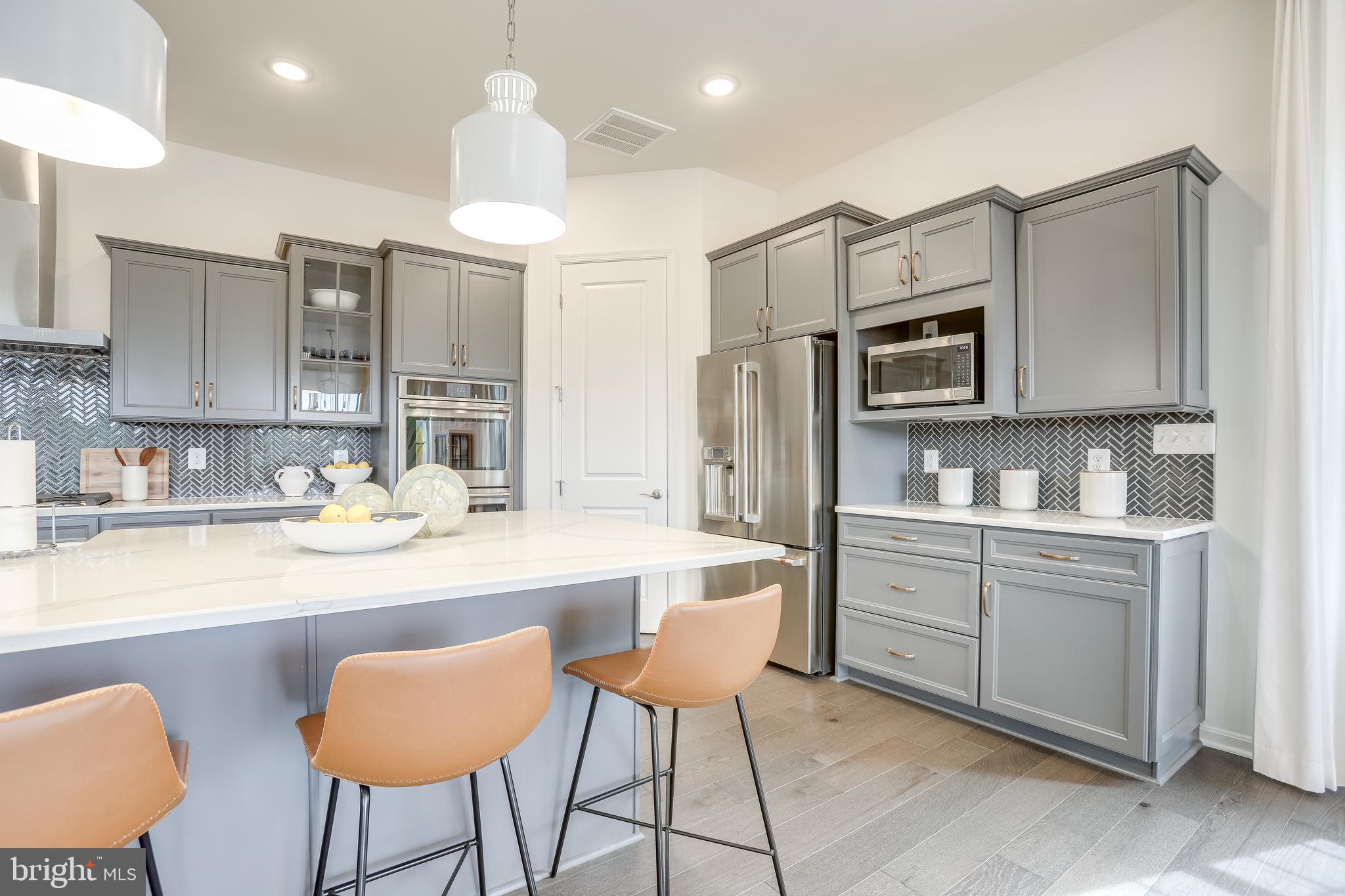 FOUR SEASONS - Residential