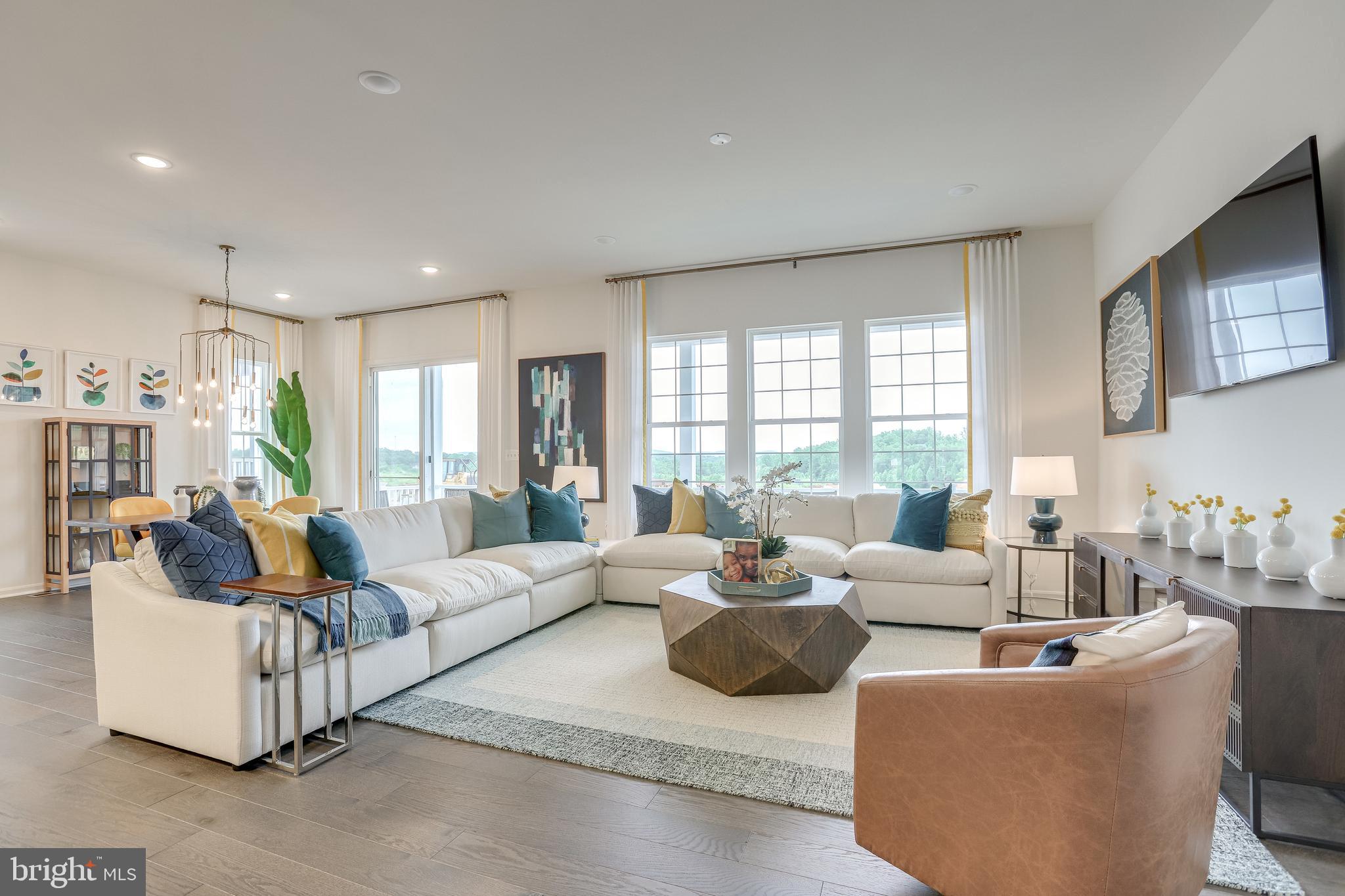 FOUR SEASONS - Residential