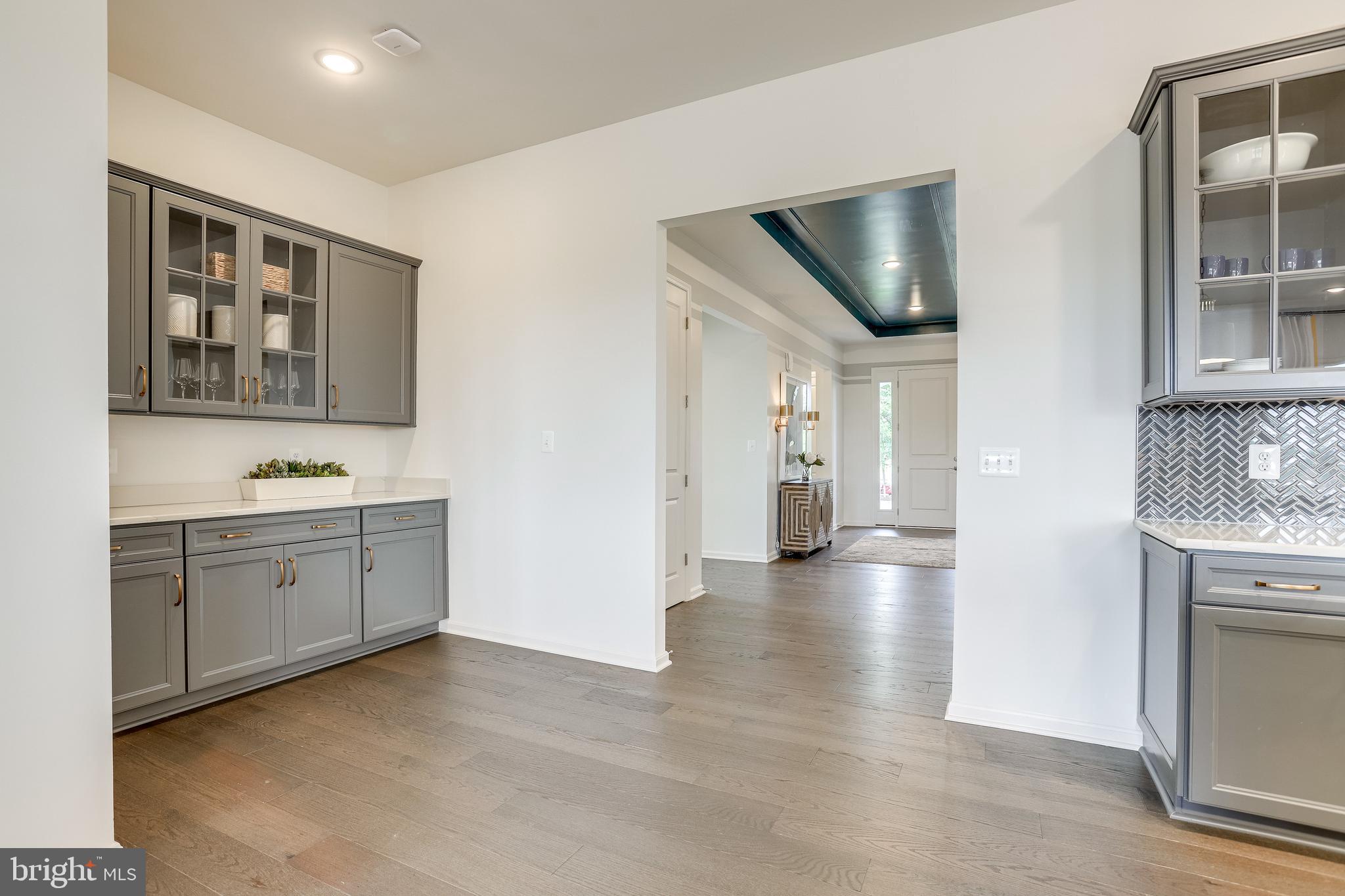 FOUR SEASONS - Residential