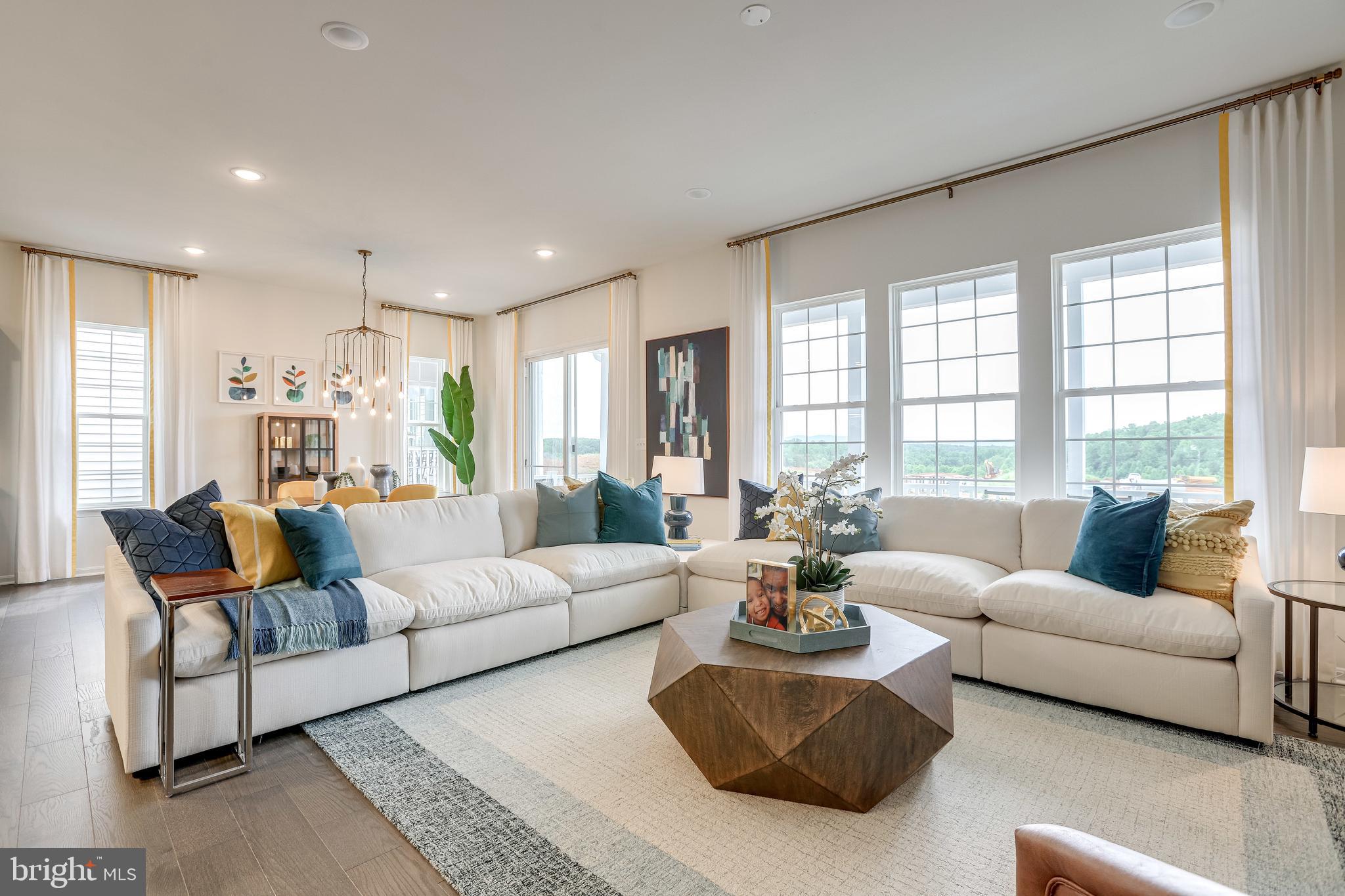 FOUR SEASONS - Residential