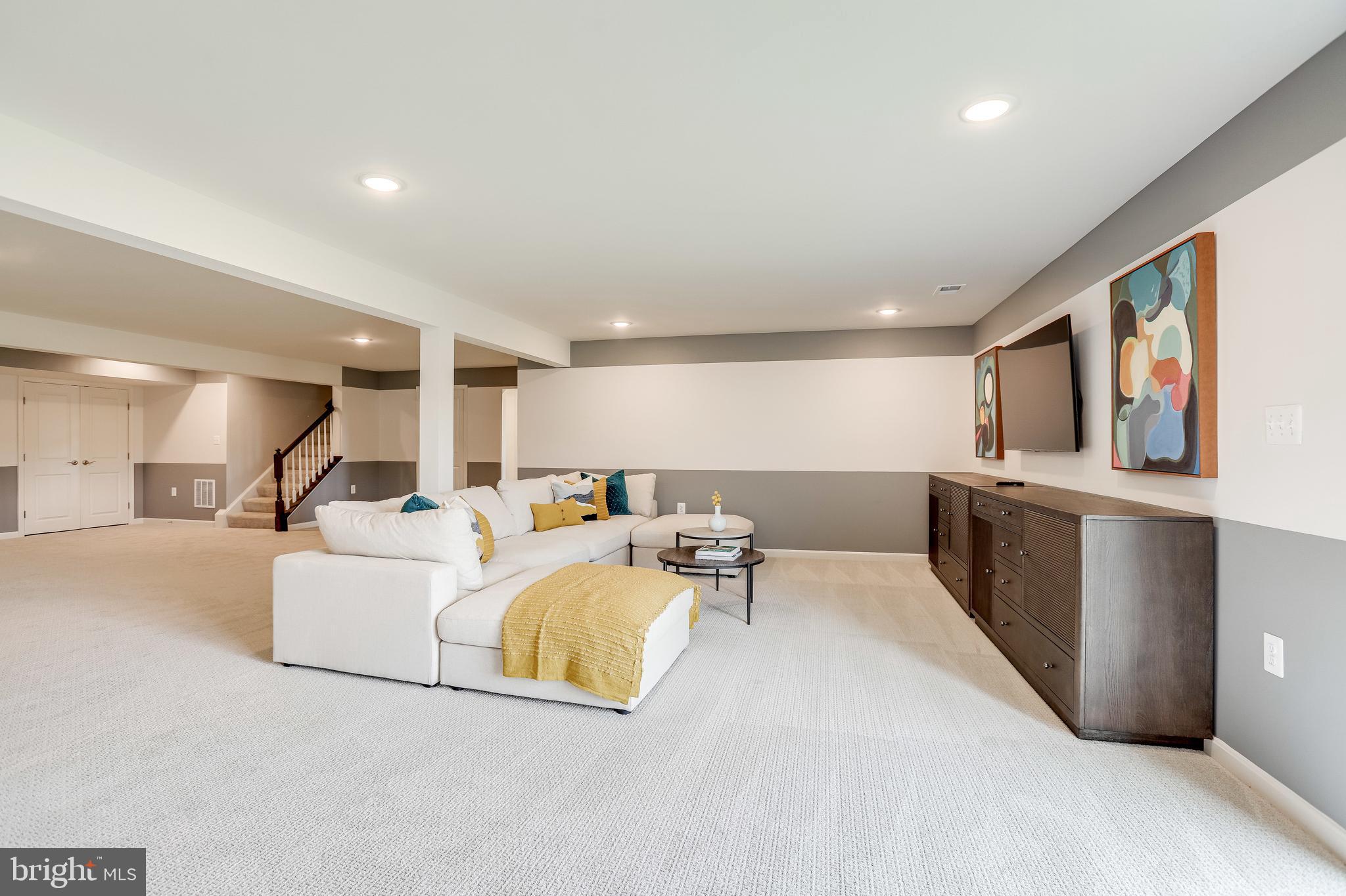 FOUR SEASONS - Residential