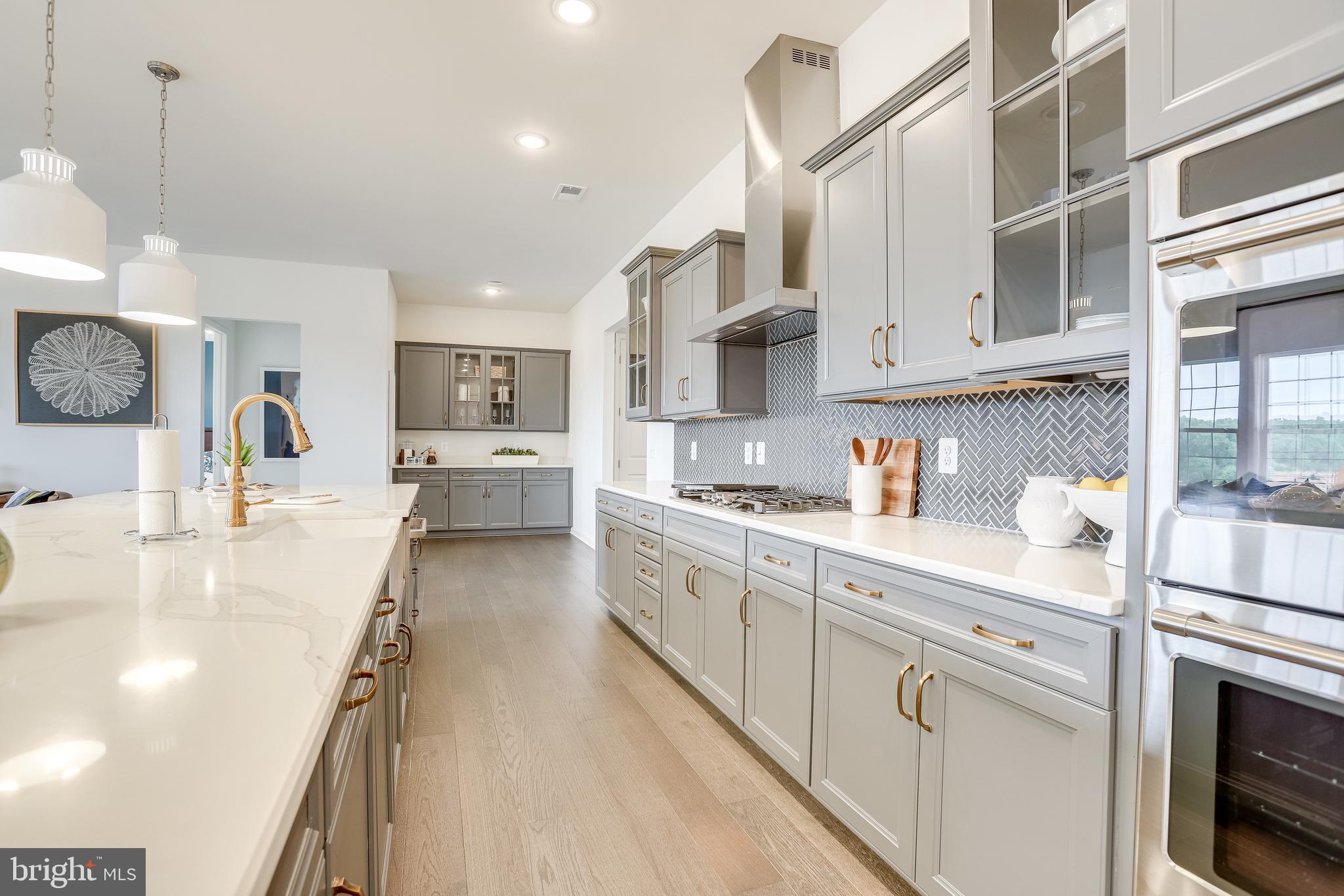 FOUR SEASONS - Residential