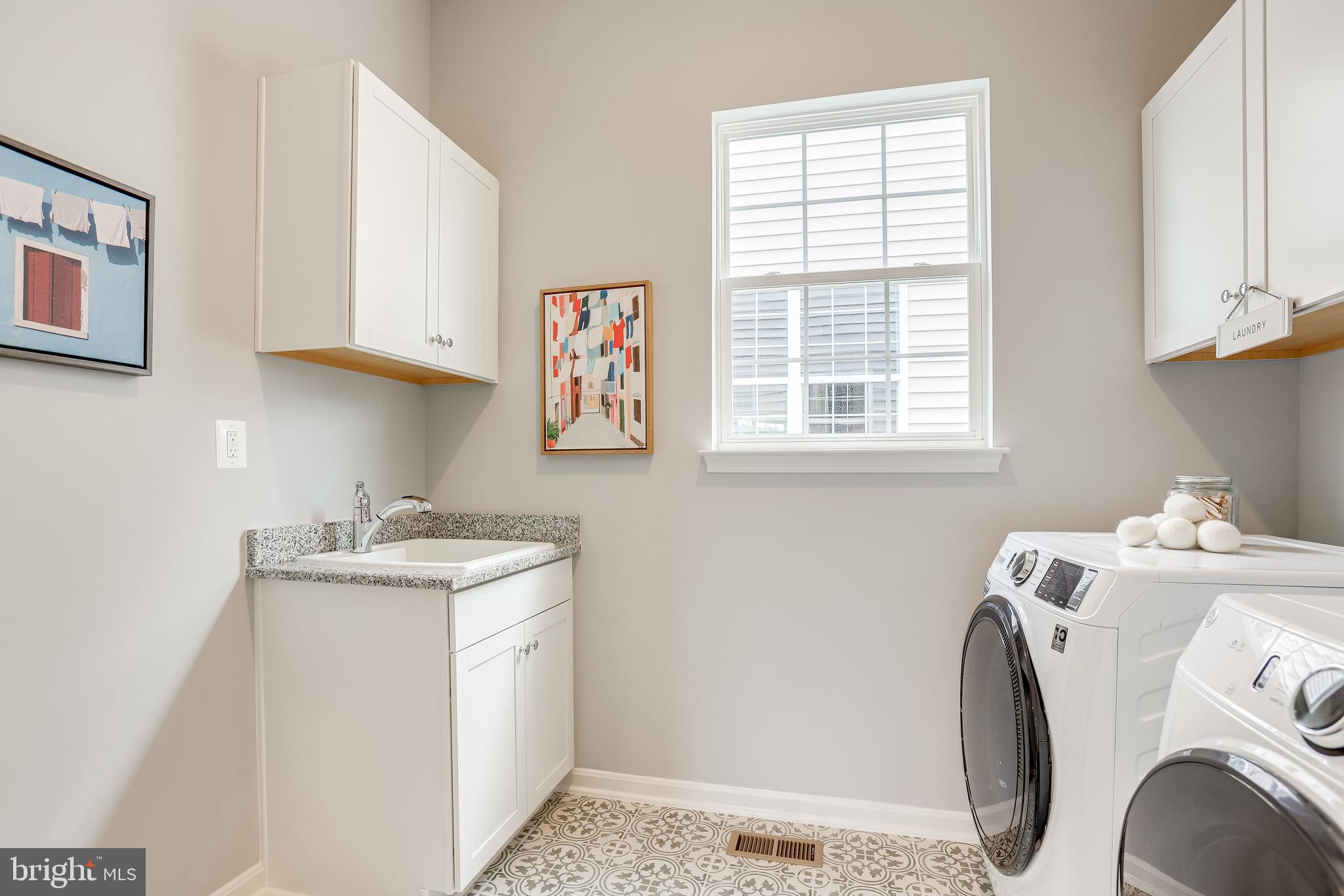 FOUR SEASONS - Residential