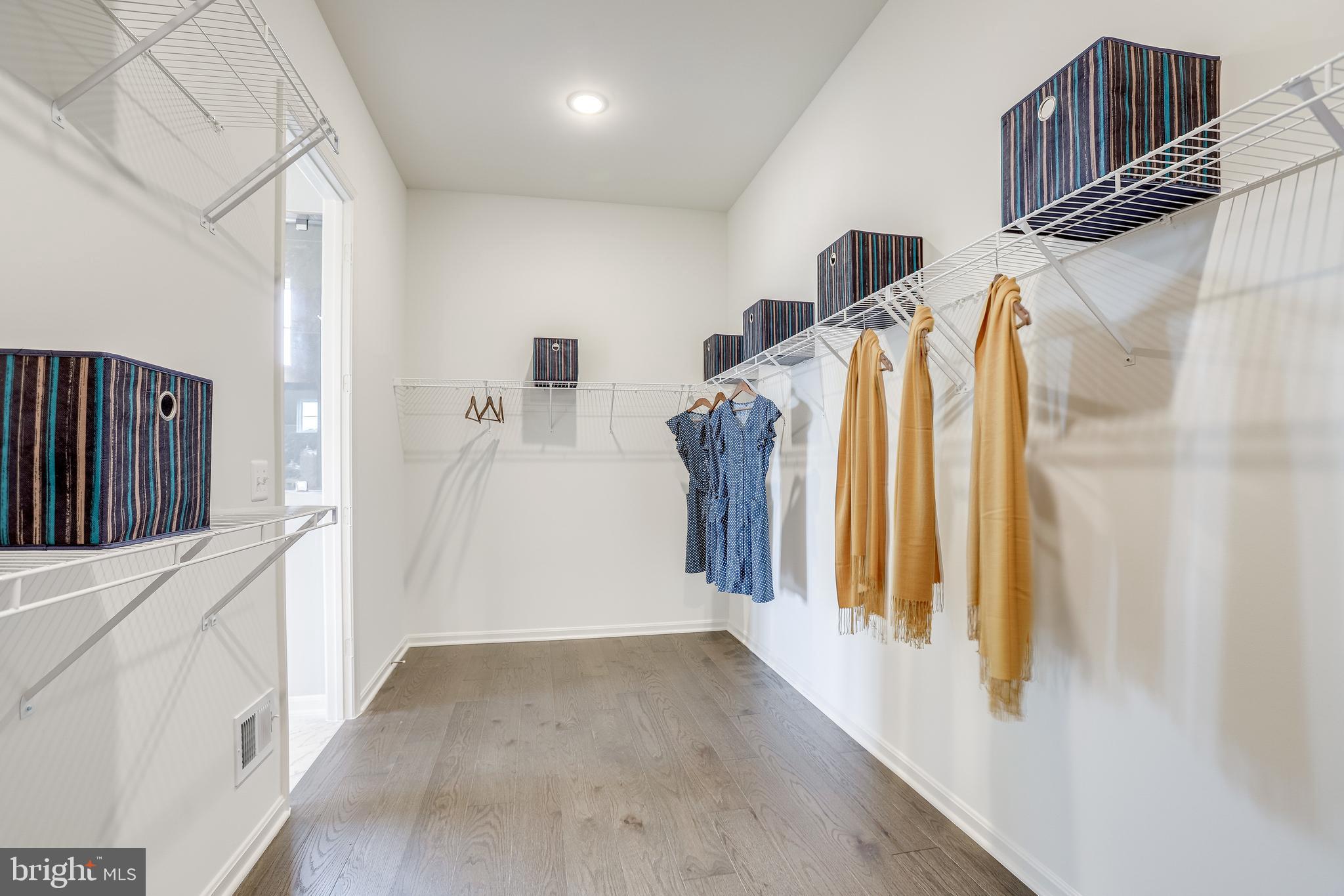 FOUR SEASONS - Residential