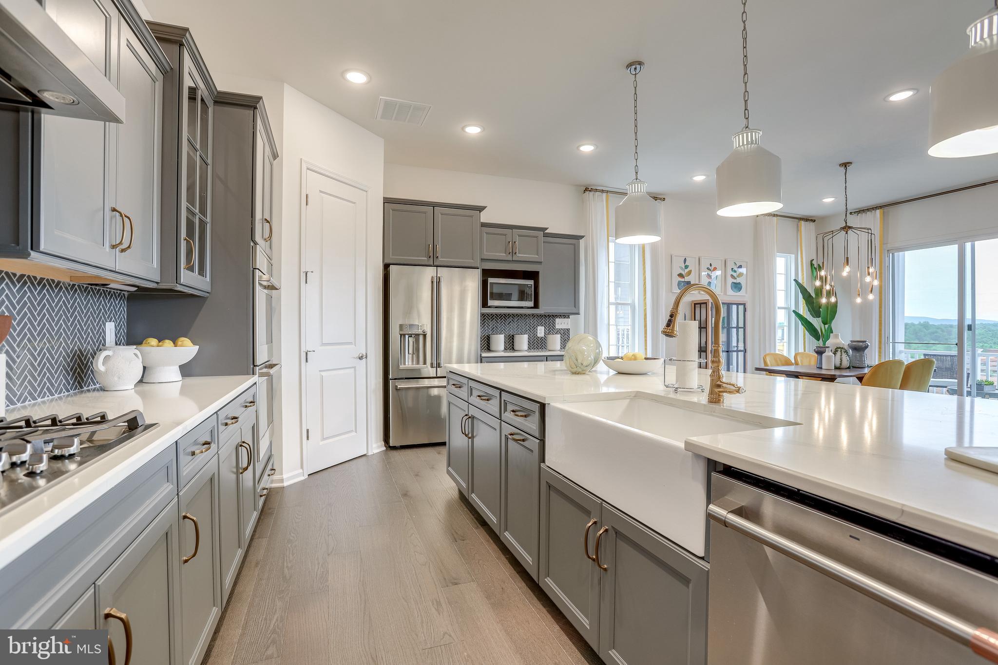 FOUR SEASONS - Residential