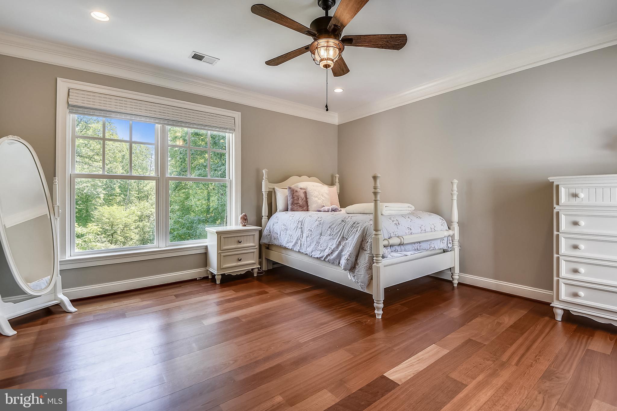 NEAR CLIFTON - Residential