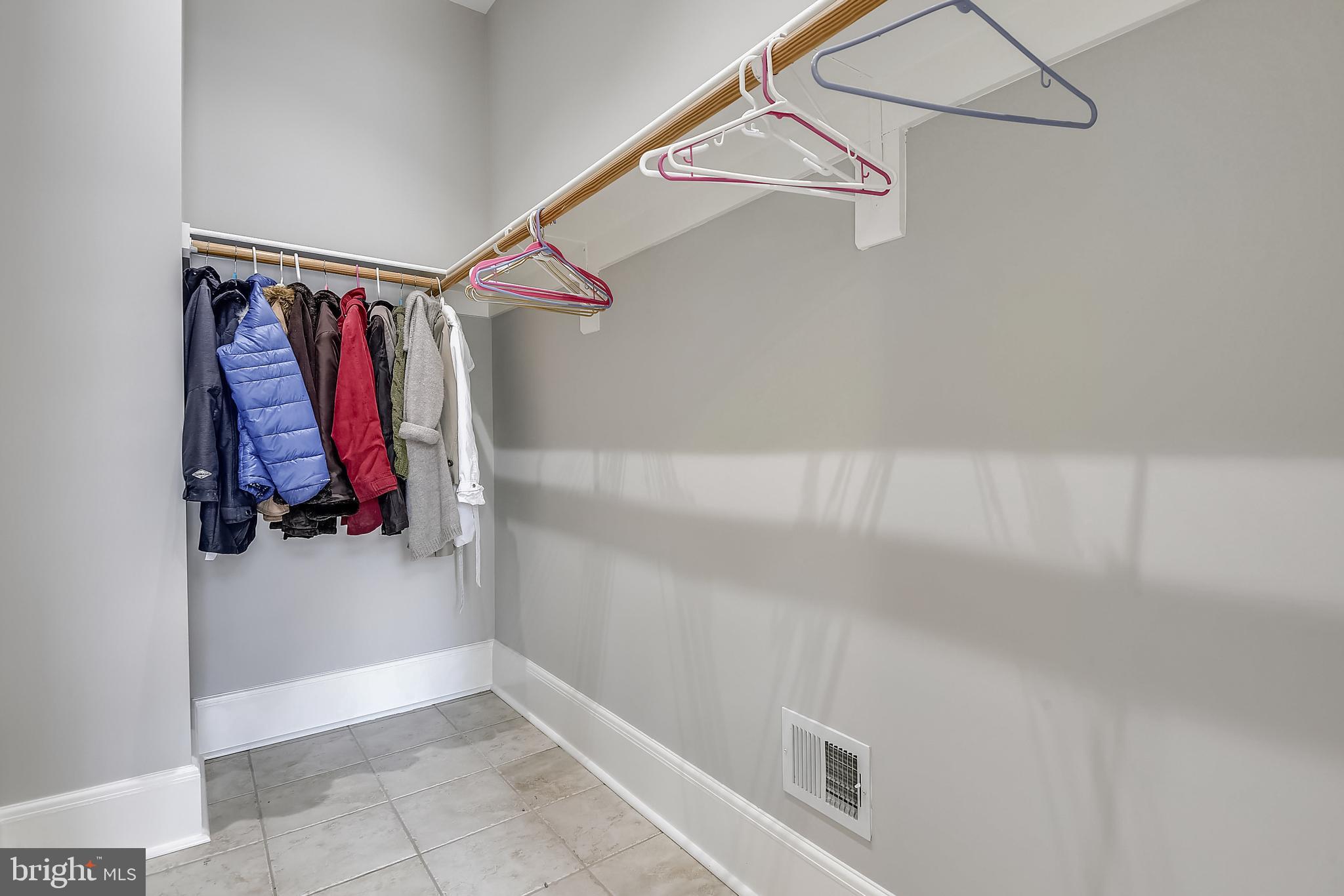 NEAR CLIFTON - Residential