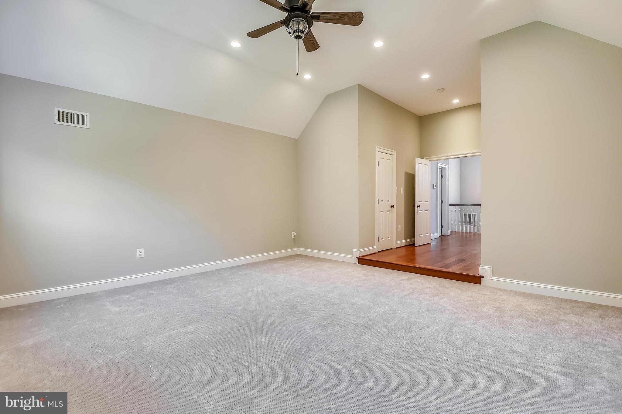 NEAR CLIFTON - Residential