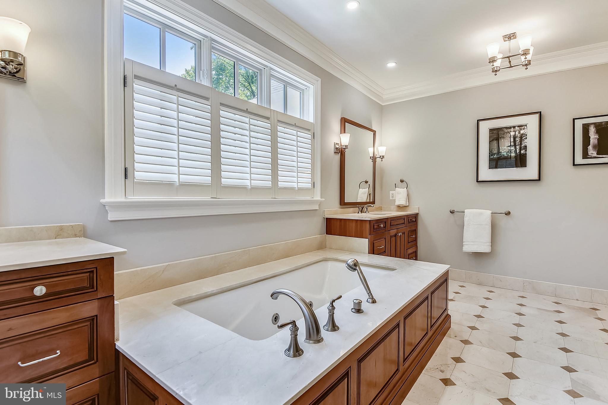 NEAR CLIFTON - Residential