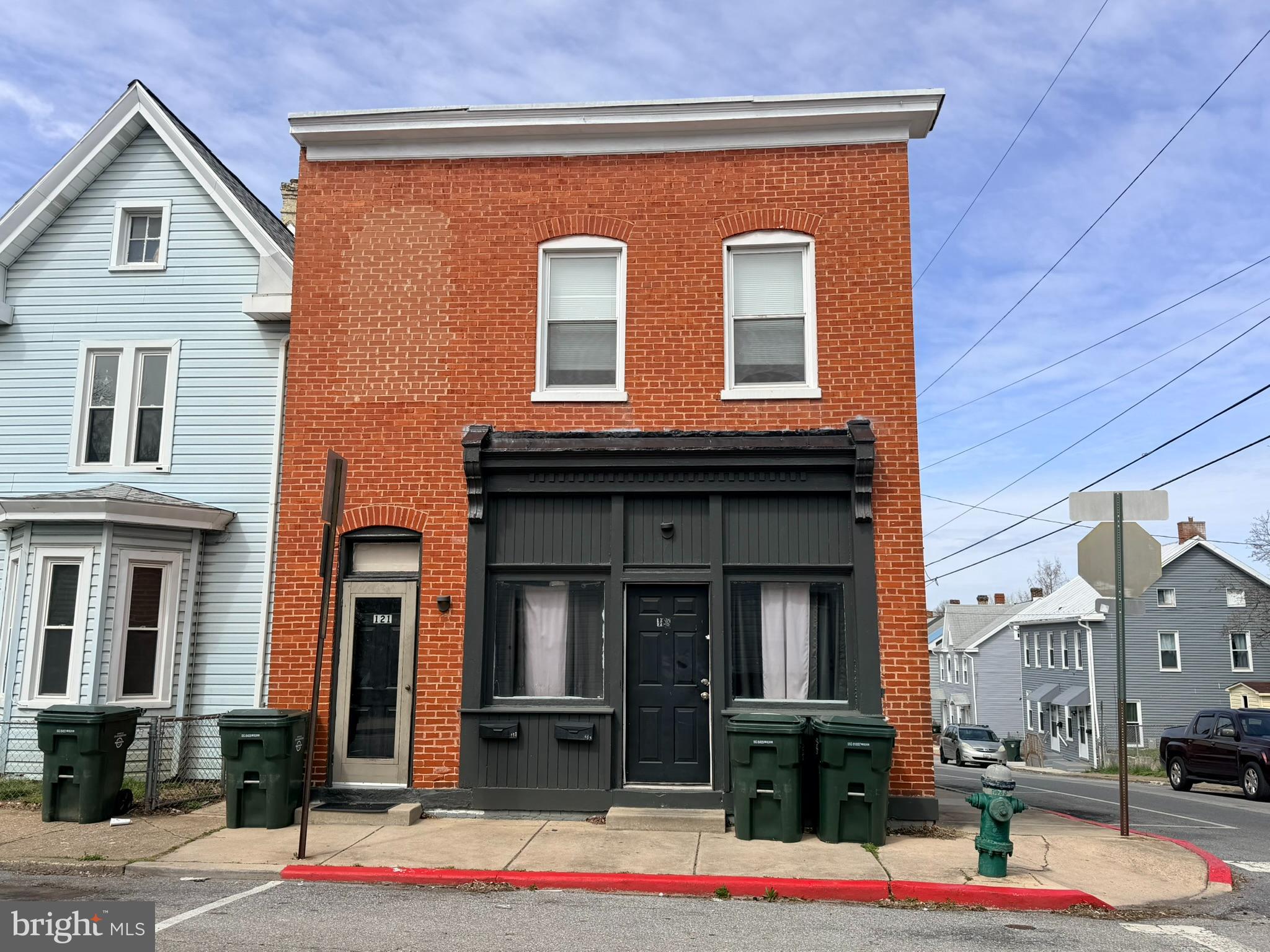 Main image without alt text