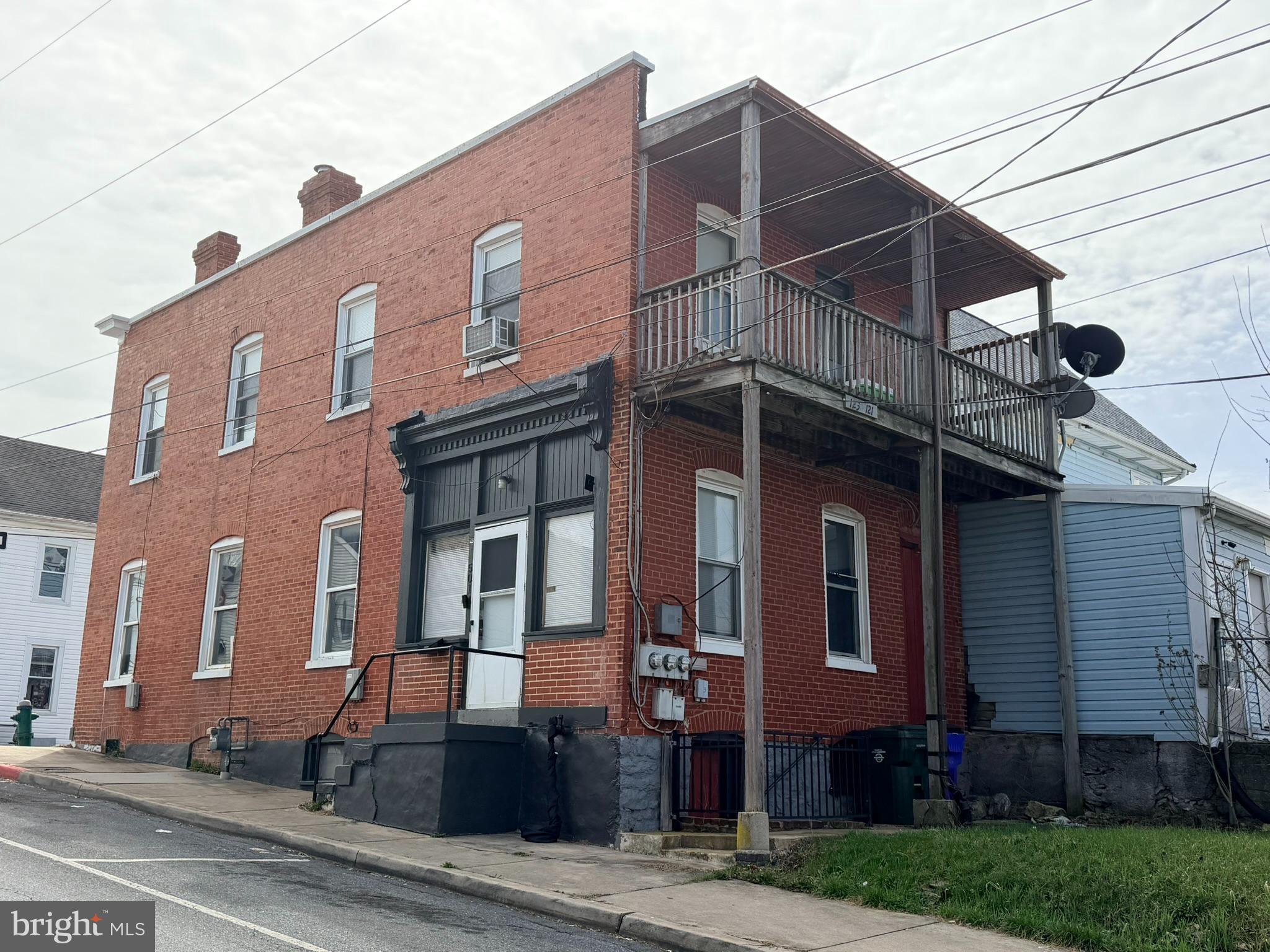 Main image without alt text