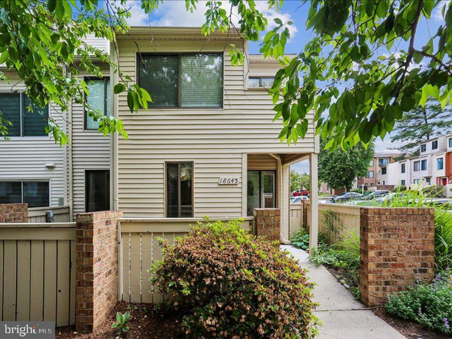 Charming, End Unit townhouse, Located at the center of everything minute to 270,close to supermarket, Transportions, parks, pool ..This townhouse features 2Br. and 1 Ba. and a cozy balcony inside of the Master
bedroom..Perfet for First time home buyer, Young professional or small famalies
