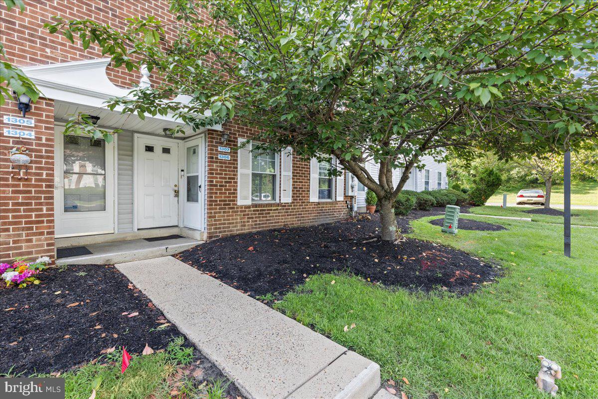 1307 HUNTINGDON MEWS