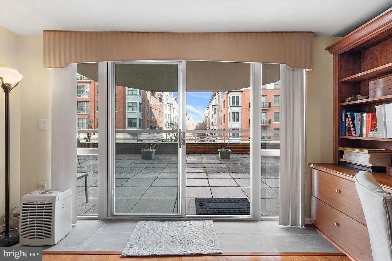 24 COURTHOUSE SQUARE 24-105