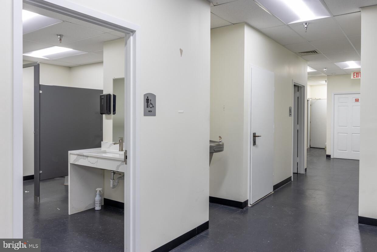 LAUREL LAKES EXEC - Commercial Lease