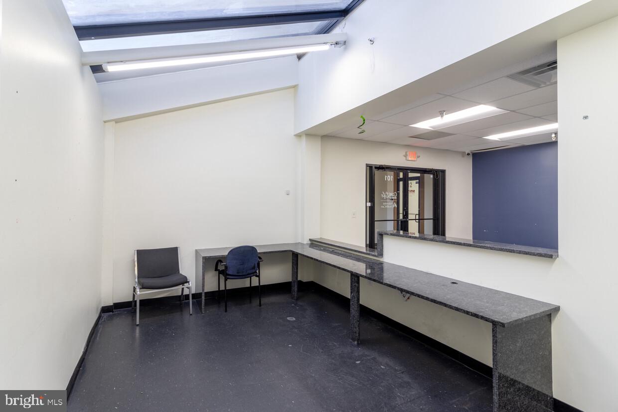 LAUREL LAKES EXEC - Commercial Lease