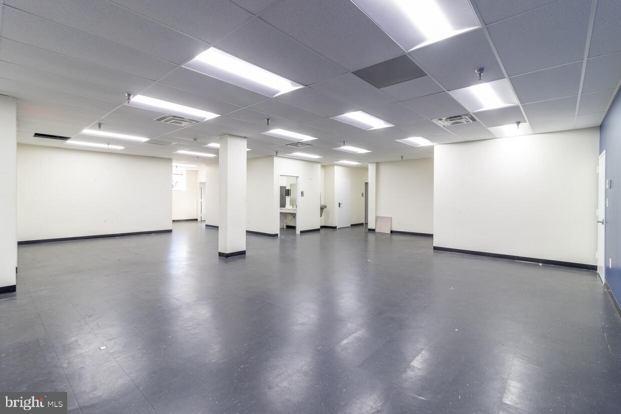 LAUREL LAKES EXEC - Commercial Lease