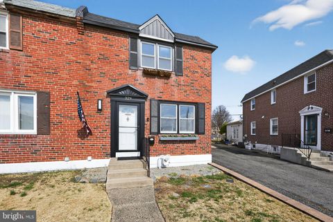 Townhouse For Sale - 329 Holland Street<br/> CRUM LYNNE, PA 19022